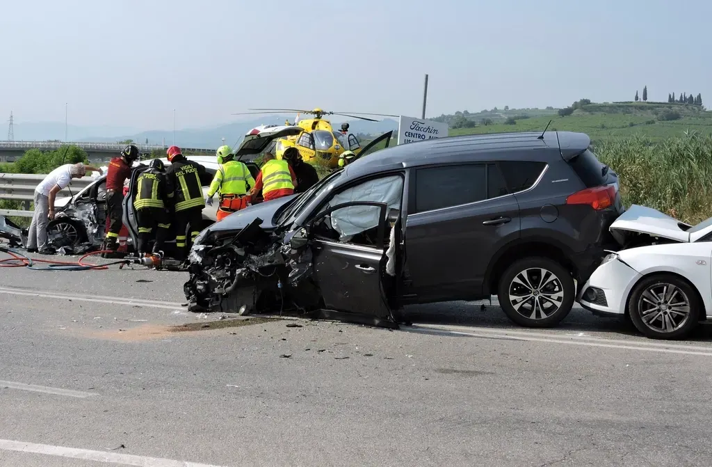 Scène d'accident sur une voie rapide avec intervention des secours