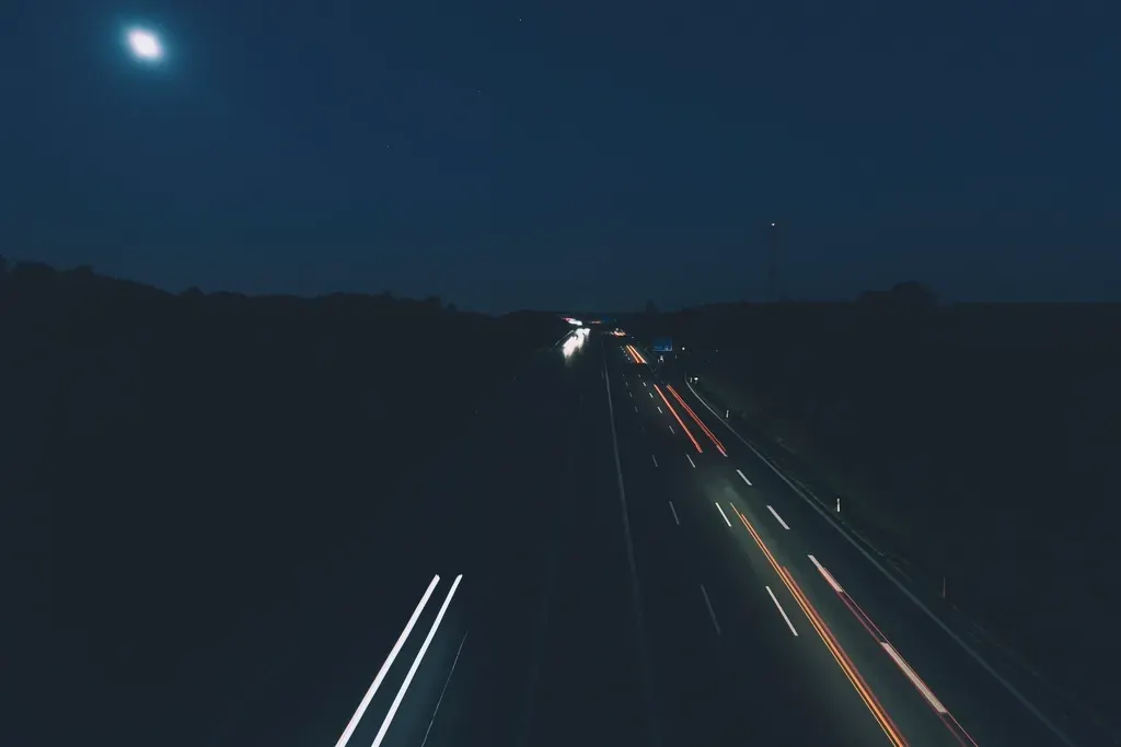 Autoroute de nuit éclairée par les phares