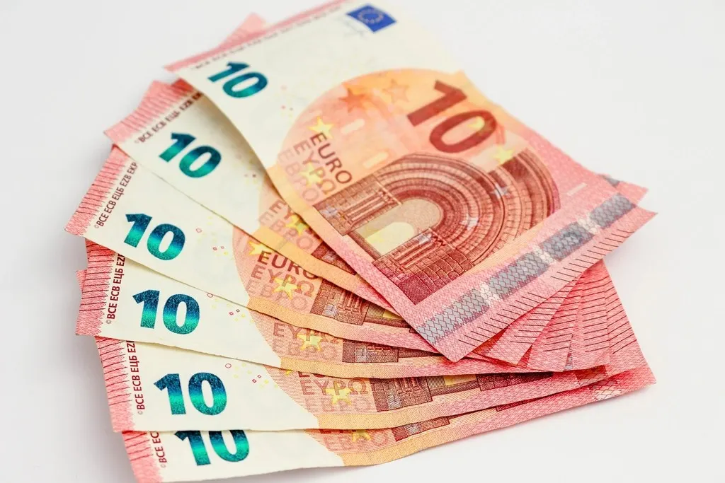 Billets en euros pour le rachat d'une voiture