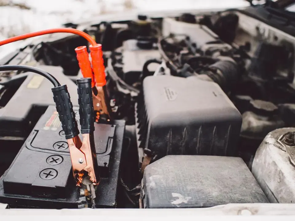 Pinces de démarrage branchées sur une batterie de voiture
