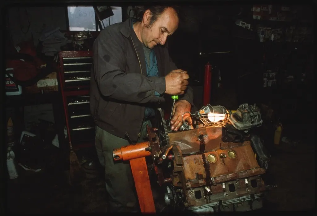 Mécanicien travaillant sur un moteur