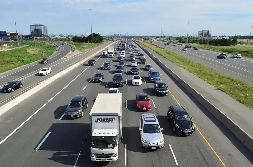 Trafic dense sur une autoroute à plusieurs voies