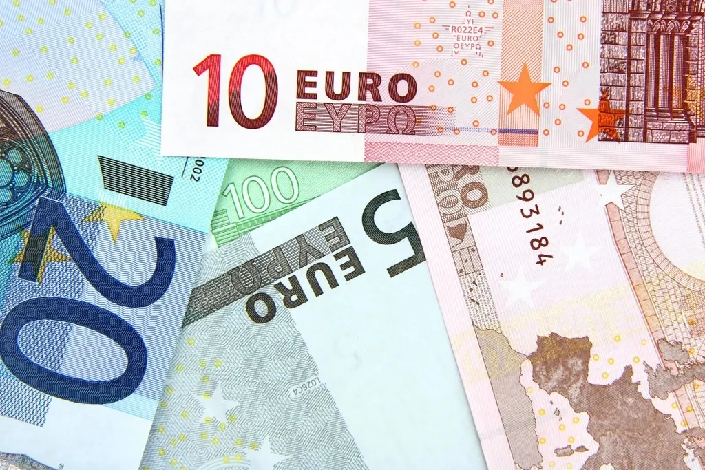 Billets en euros illustrant le prix d'un dépannage auto