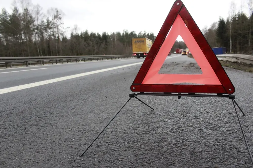Triangle de pré-signalisation posé sur la chaussée