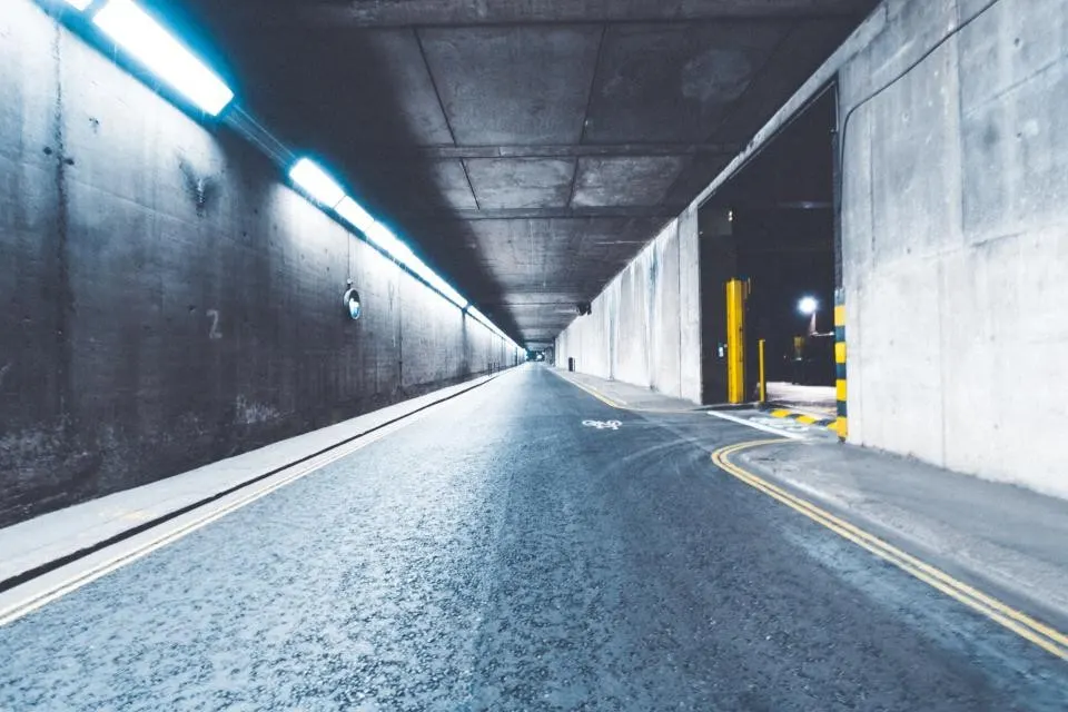 Tunnel routier sur une voie rapide