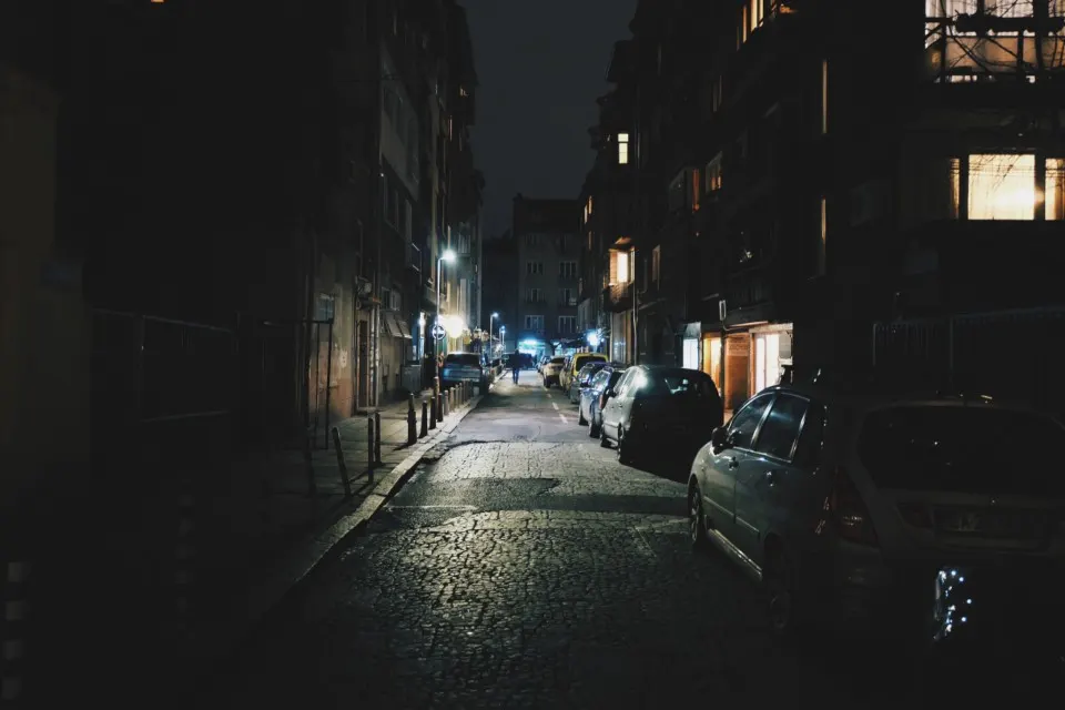 Voitures garées dans une rue la nuit