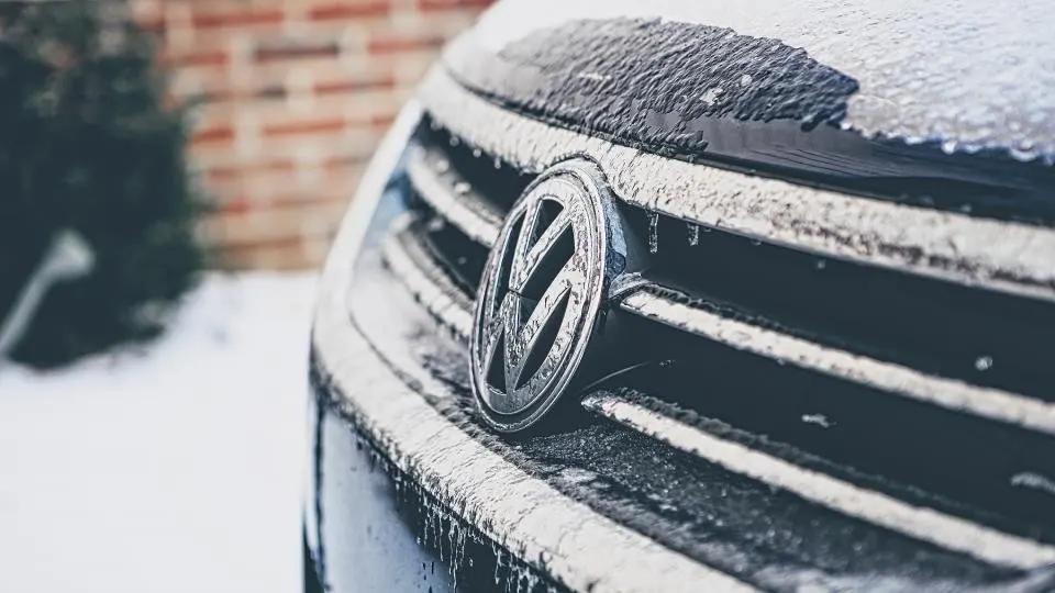 Calandre de voiture couverte de givre en hiver