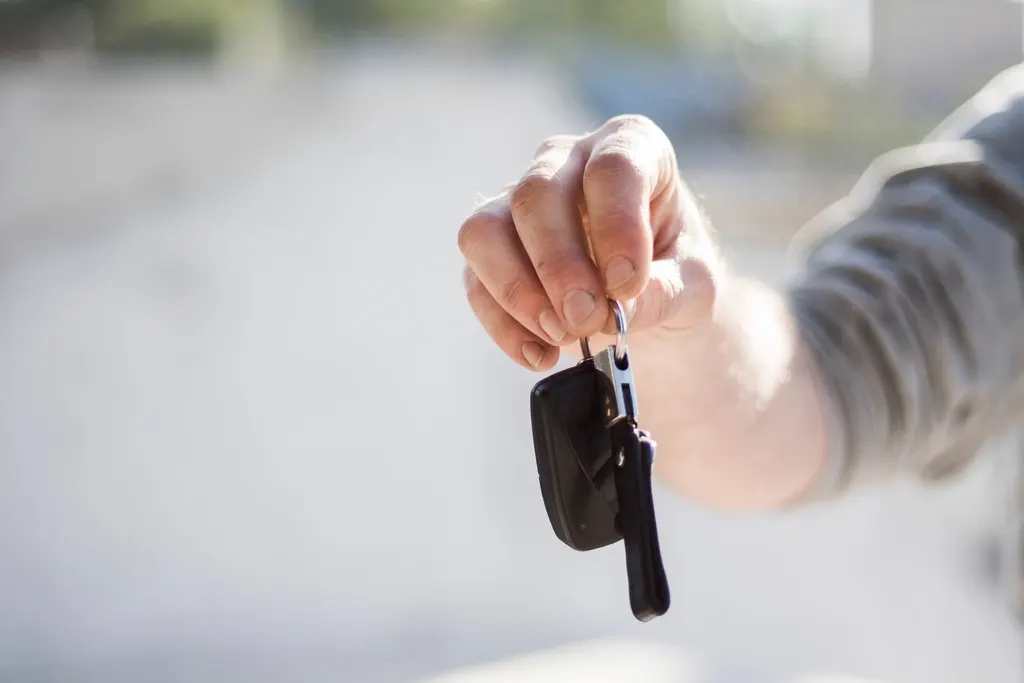 Main tenant une clé de voiture