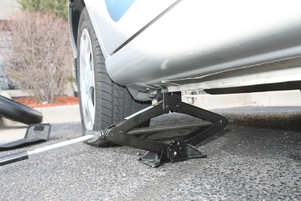 Voiture sur cric pour changer une roue crevée