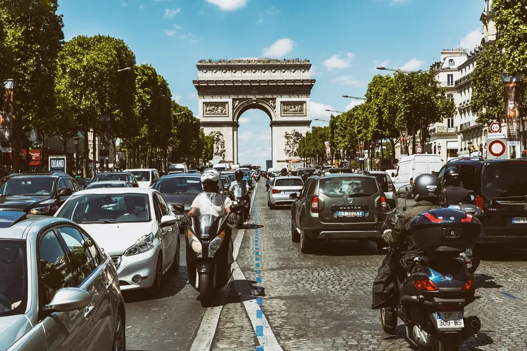 Circulation à Paris près de l'Arc de Triomphe